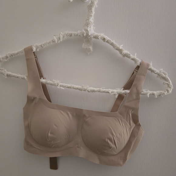 Skims Naked Scoop Neck Bra - Picture 3 of 4